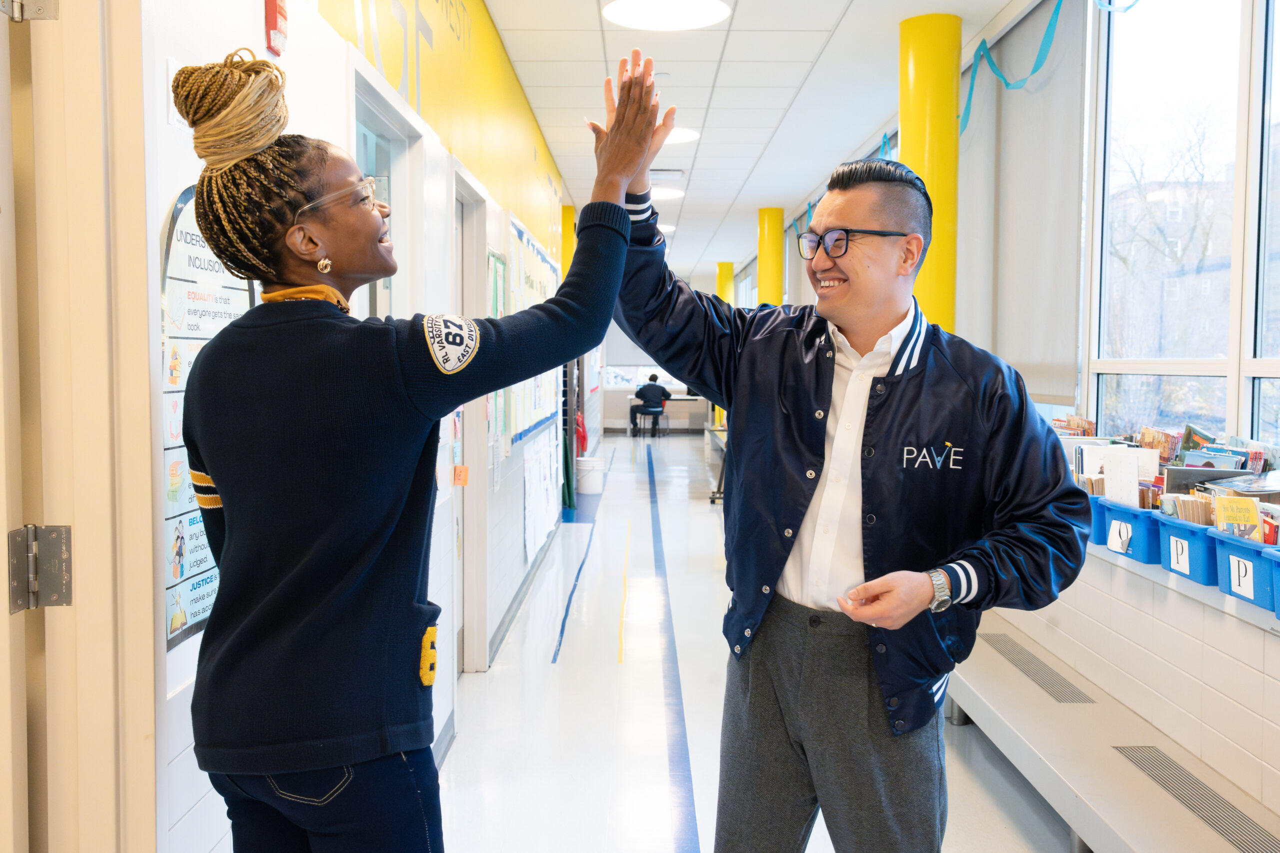 ES_ILT_smiling_highfive