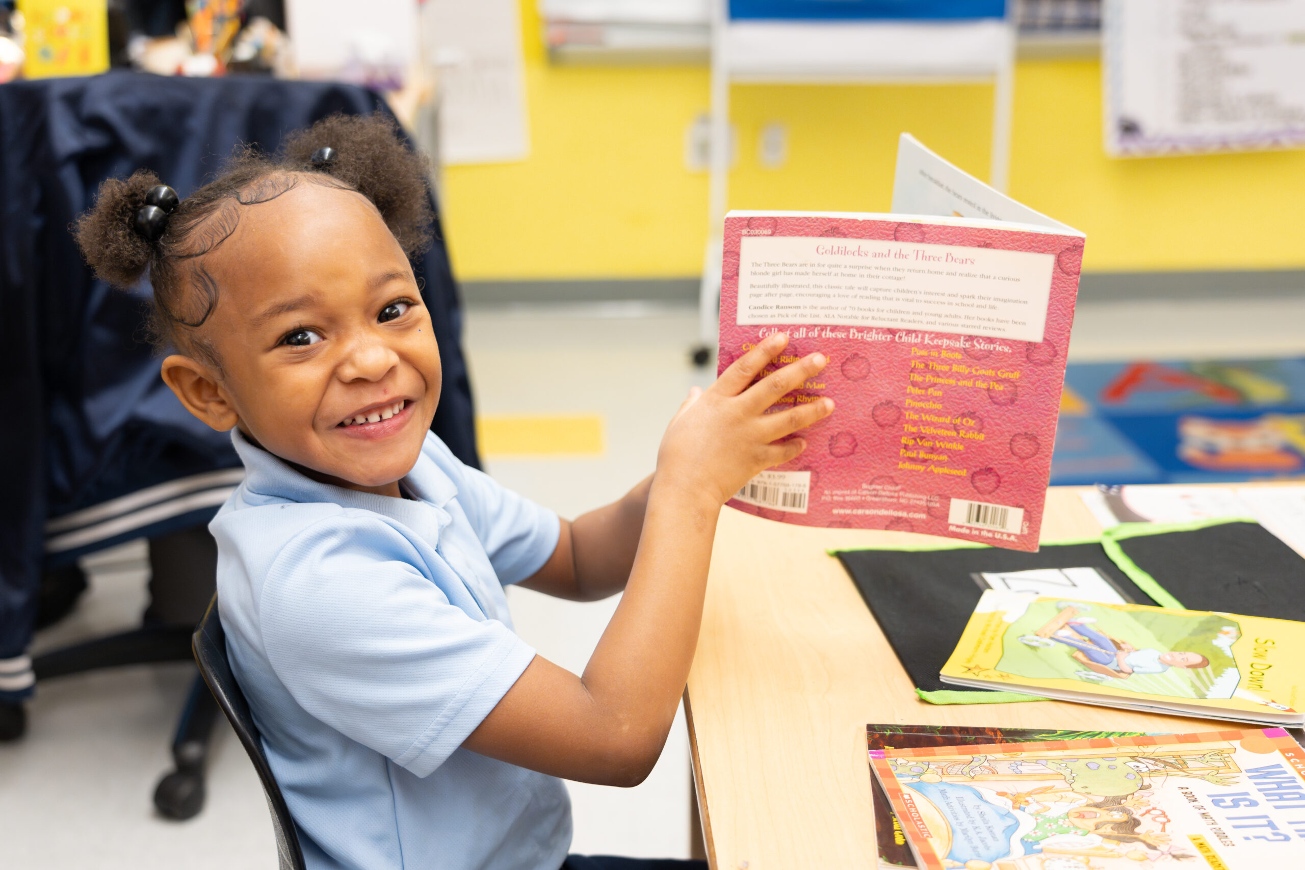 ES_K_sudent_smiling_book